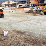 基準値を超える六価クロムが検出されたバスロータリー整備予定地。右奥は建設が進む多可中学校＝多可町中区岸上