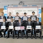 高齢者の見守りで連携する西脇市や金融機関、大学の関係者ら＝同市役所