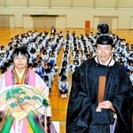 着付けを体験した宮崎多聞さん（右）と長光恵那さん＝小野高校