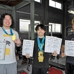 賞状とメダルを持つ（左から）小川大輔さん、楠田悠人さん、松尾静葵さん＝雷神ファクトリー