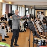 「だまされたらアカンで」をみんなで歌ったエクラひまわり楽団＝小野市復井町