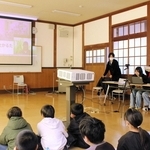 木造校舎や西脇市の魅力を紹介する西脇小の児童ら＝西脇市西脇