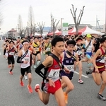 一斉にスタートする男子の選手ら＝西脇市西脇