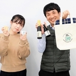 日本酒セットを手にし、フェスタをＰＲする多可町職員＝同町役場（提供）