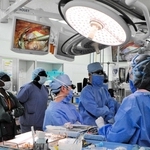 山田章貴部長（左から４人目）の手術を見学するムテマさん（同２人目）とリターナさん（左端）＝北播磨総合医療センター