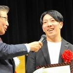 井上増吉賞を受け、蓬萊務市長（左）に喜びを語る藤本拓弥選手