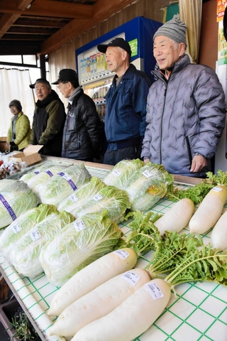新鮮な野菜などが並ぶ「宇仁の朝市」。メンバーの高齢化により３月末で休止する＝滝野温泉ぽかぽ