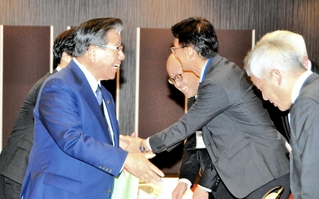 総会終了後、県民局の幹部らにあいさつする期成同盟会会長の蓬萊務・小野市長（手前左）＝小野市うるおい交流館エクラ