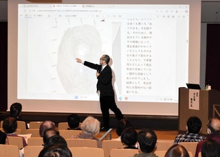 加西市内で最古となる可能性がある古墳２基について解説する中久保辰夫准教授＝アスティアかさい