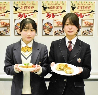 最優秀賞の志方沙衣さん（右）と審査員特別賞の寺西陽音さん＝西脇市野村町（提供）