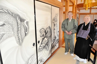 ふすま絵の龍を描いた善祥寺の各務寿晃住職（左）と明善寺の北村正義住職＝明善寺