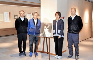 「郷土の詩人『坂本遼』の世界」展を準備した四男の章さん（左から２人目）と松本美香館長（同３人目）ら＝ギャラリー「伝」