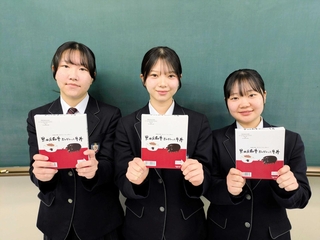 黒田庄和牛ぎゅぎゅっと牛丼を地元業者と共同開発した（右から）武田花蓮さん、宮崎いまりさん、元持陽向さん＝社高校