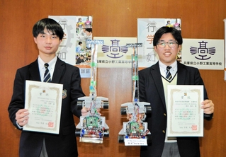 マイコンカーの全国大会でベスト８の不断悠貴さん（左）と団体戦優勝の浅田陽太さん＝小野工業高校