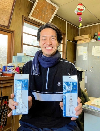 釣り人に好評なトラフグ仕掛けを持つはりよしの岸本敬太社長＝小野市池田町