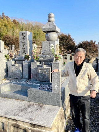 坂本遼ら先祖の墓にお参りする章さん＝加東市横谷