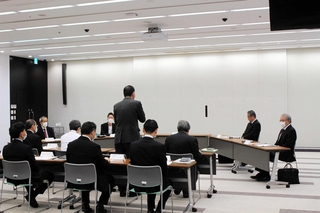 北播磨総合医療センターの経営改善策などを検討する「経営計画評価委員会」の初会合が開かれた＝小野市市場町