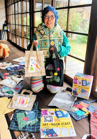 アートバッグを手にするアユミアダチさん＝西脇市嶋
