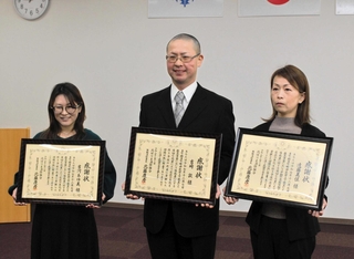 感謝状を手にする（右から）遠藤美佳さん、吉崎敦さん、吉河あゆ美さん＝西脇消防署