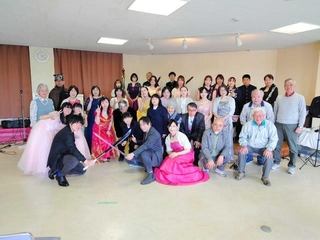 被災地支援を続ける夢詩歌のメンバー＝２０２５年３月、コミセン下東条（夢詩歌提供）