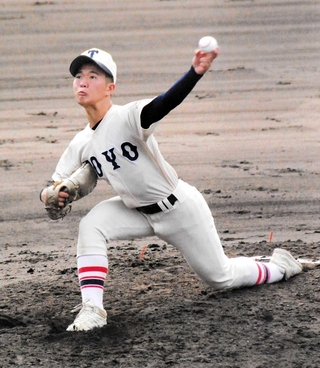 近畿大会１回戦で力投する下山大翔投手＝２０２５年１０月１８日、奈良県橿原市のさとやくスタジアム