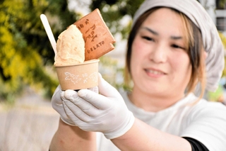 加西とまとを使ったジェラート。トマトの風味を感じる甘さが特徴だ＝狛犬ジェラート