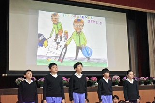 閉校式で学校の思い出を発表する児童たち＝日吉小学校