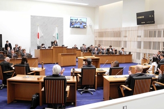 解散が決まり、拍手が起こった加東市議会の議場＝加東市社