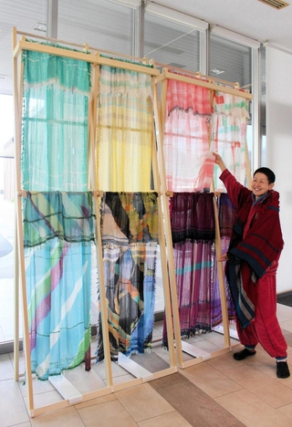 播州織の展示に触れる玉木新雌さん＝西脇市野村町