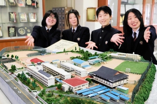 美術部の３年生有志により改修された社高校のジオラマ＝加東市木梨