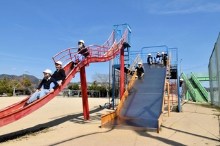 児童たちの遊び場として愛された大型遊具「ハッピーくん」＝日吉小学校