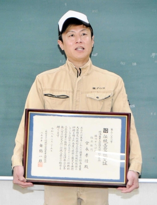 播州そろばん最年少の伝統工芸士になった宮永孝信さん＝小野市伝統産業会館