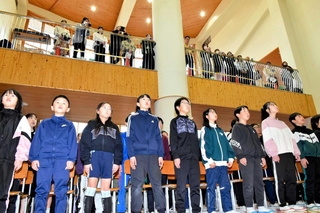 宇仁小学校のホール。地域住民の思いが詰まった学びやだ