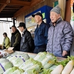 新鮮な野菜などが並ぶ「宇仁の朝市」。メンバーの高齢化により３月末で休止する＝滝野温泉ぽかぽ
