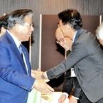 総会終了後、県民局の幹部らにあいさつする期成同盟会会長の蓬萊務・小野市長（手前左）＝小野市うるおい交流館エクラ