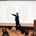 加西市内で最古となる可能性がある古墳２基について解説する中久保辰夫准教授＝アスティアかさい