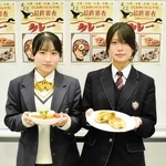 最優秀賞の志方沙衣さん（右）と審査員特別賞の寺西陽音さん＝西脇市野村町（提供）