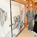 ふすま絵の龍を描いた善祥寺の各務寿晃住職（左）と明善寺の北村正義住職＝明善寺