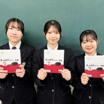 黒田庄和牛ぎゅぎゅっと牛丼を地元業者と共同開発した（右から）武田花蓮さん、宮崎いまりさん、元持陽向さん＝社高校