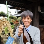 「新定」を手に取る山田錦語り部の平川嘉一郎さん＝加東市新定