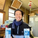 釣り人に好評なトラフグ仕掛けを持つはりよしの岸本敬太社長＝小野市池田町