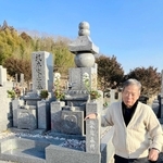 坂本遼ら先祖の墓にお参りする章さん＝加東市横谷