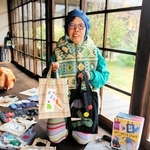 アートバッグを手にするアユミアダチさん＝西脇市嶋