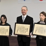 感謝状を手にする（右から）遠藤美佳さん、吉崎敦さん、吉河あゆ美さん＝西脇消防署