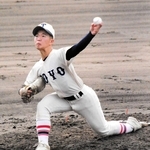 近畿大会１回戦で力投する下山大翔投手＝２０２５年１０月１８日、奈良県橿原市のさとやくスタジアム