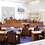 解散が決まり、拍手が起こった加東市議会の議場＝加東市社