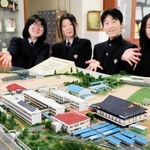 社高玄関に設置の校舎ジオラマ、20年ぶり改修　美術部4人、卒業前に「大きな仕事」