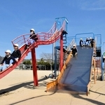 児童たちの遊び場として愛された大型遊具「ハッピーくん」＝日吉小学校
