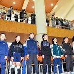 宇仁小学校のホール。地域住民の思いが詰まった学びやだ