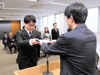 片山象三市長から辞令を受け取る新入職員＝西脇市役所